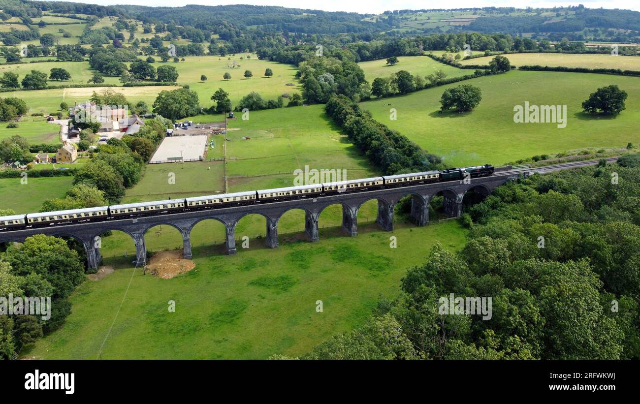 Ab Southern Railway Merchant Navy Class Steam Loco 35006 Peninsular & Oriental Crossing Stanway Viaduct, Worcs auf der Glos Warwickshire Railway Stockfoto