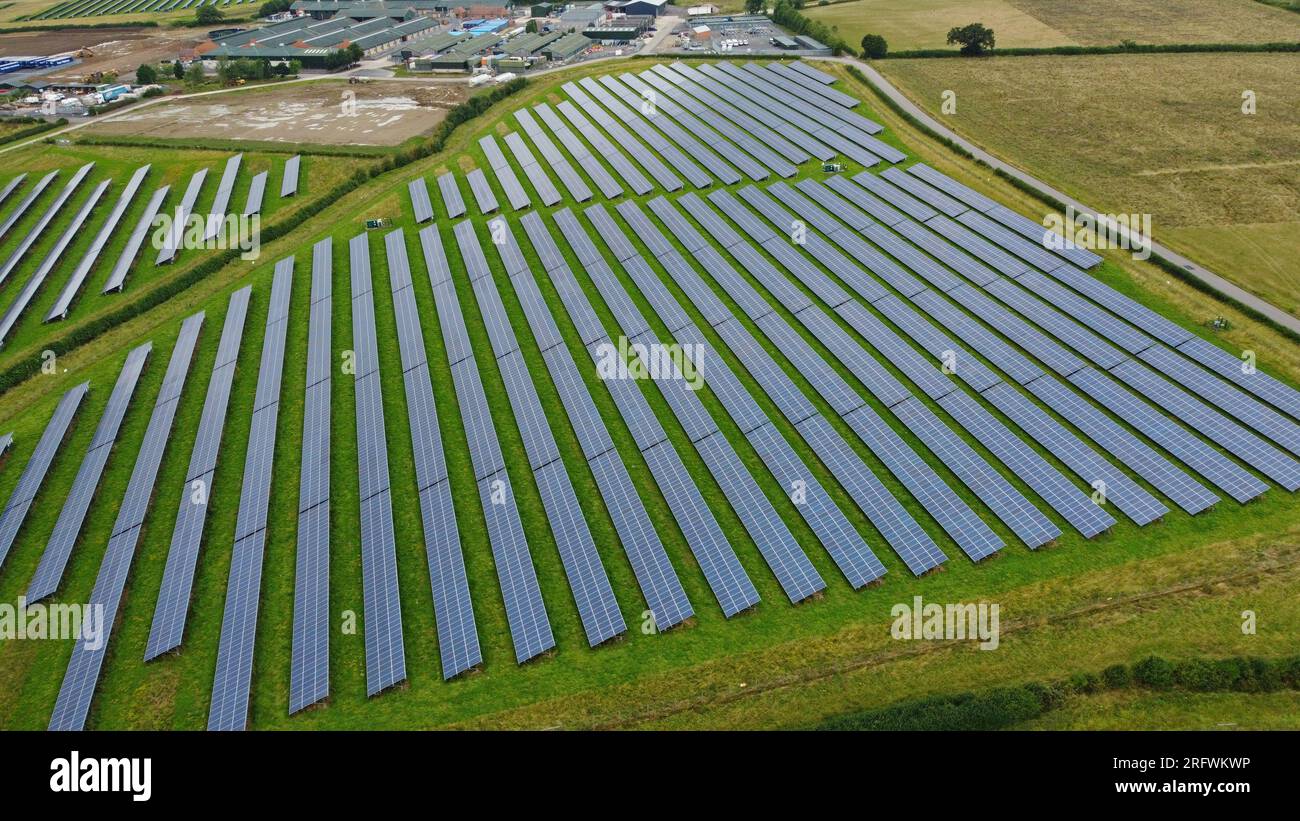 Heart of England Community Energy Solar Farm and Wildflower Meadows, ein gemeinschaftseigenes Projekt für erneuerbare Energien in der Nähe von Stratford upon Avon, Warwickshire Stockfoto