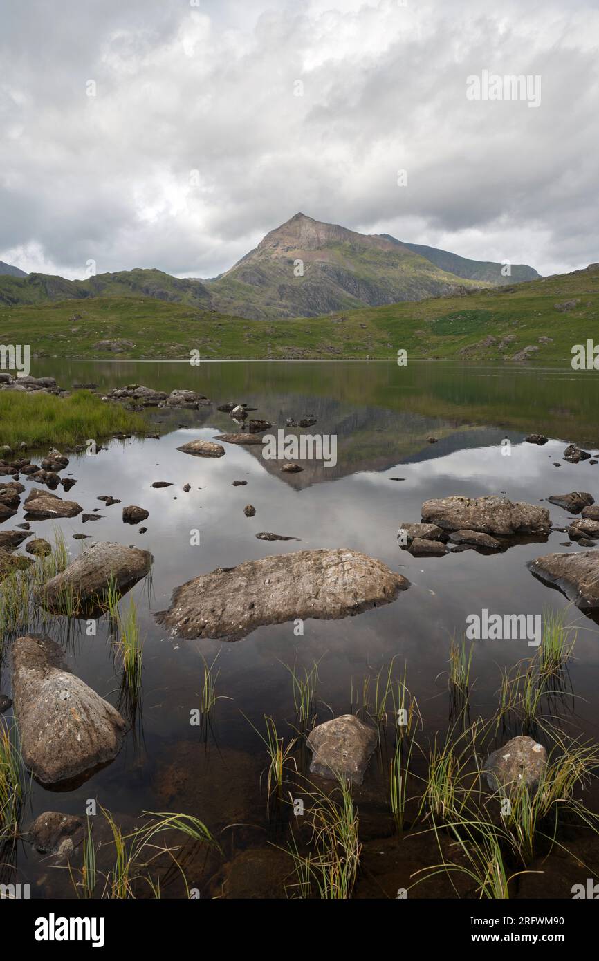 Llyn Cwmffynnon schaut in Richtung des Gipfels von Snowdon Yr Wyddfa in der Ferne. Stockfoto