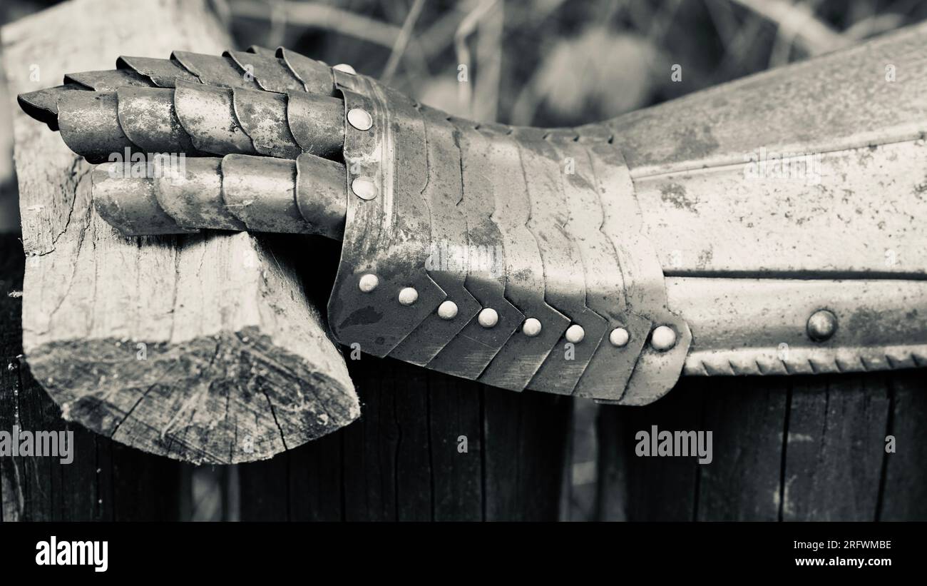 Der Handschuh einer Ritterpanzerung in Schwarz-Weiß. Stockfoto