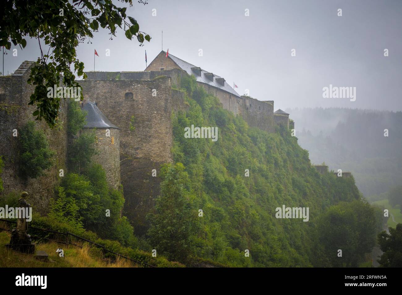 Blick auf die mittelalterliche Burg Bouillon in Wallonien, Belgien an einem regnerischen und bewölkten Tag Stockfoto