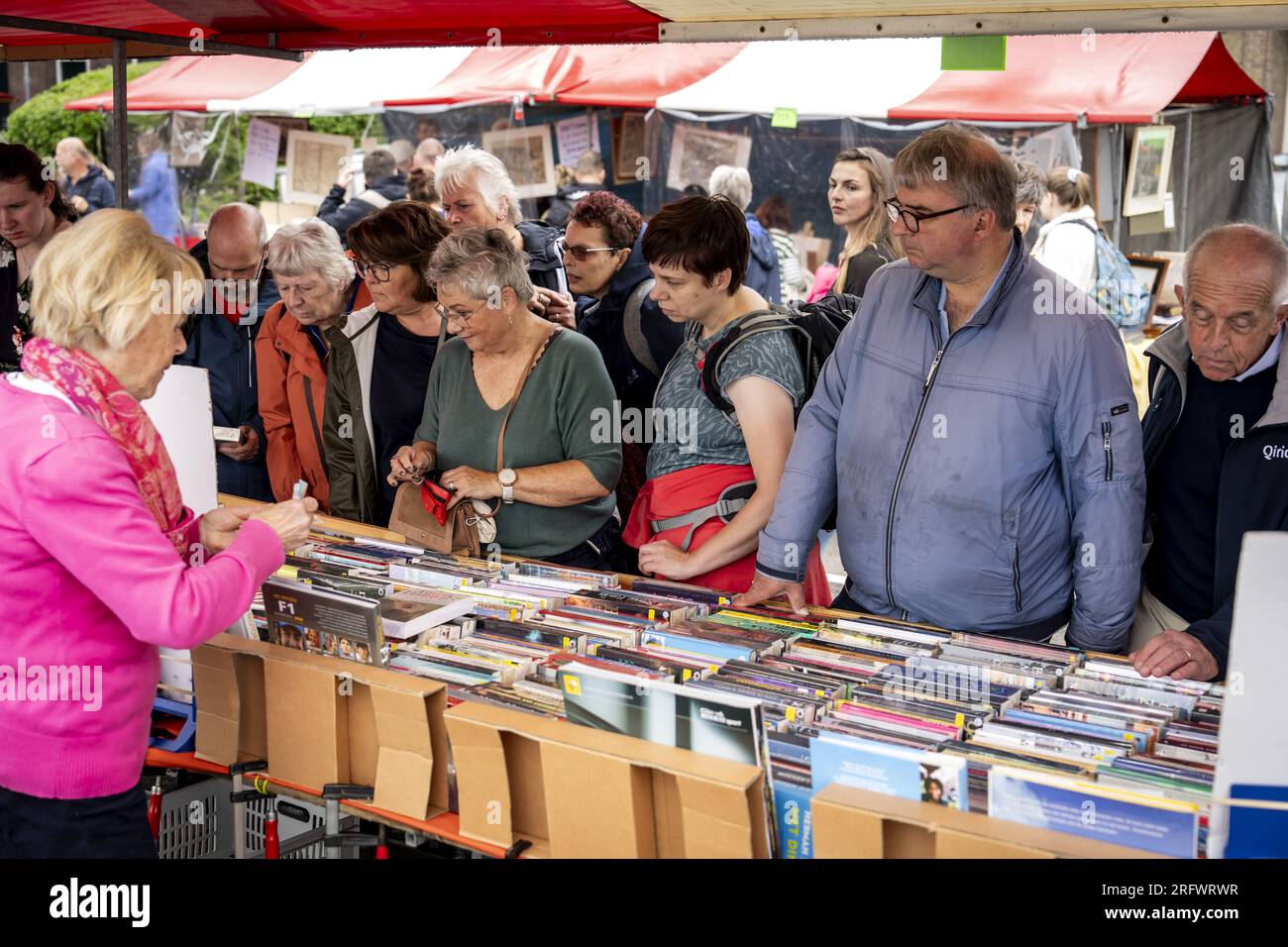 DEVENTER - Besucher suchen während der 33. Ausgabe des Deventer Boekenmarktes nach gebrauchten Büchern. Enthusiasten können Tausende von Büchern an den Hunderten von Verkaufsständen durchstöbern. ANP SANDER KONING netherlands Out - belgium Out Credit: ANP/Alamy Live News Stockfoto