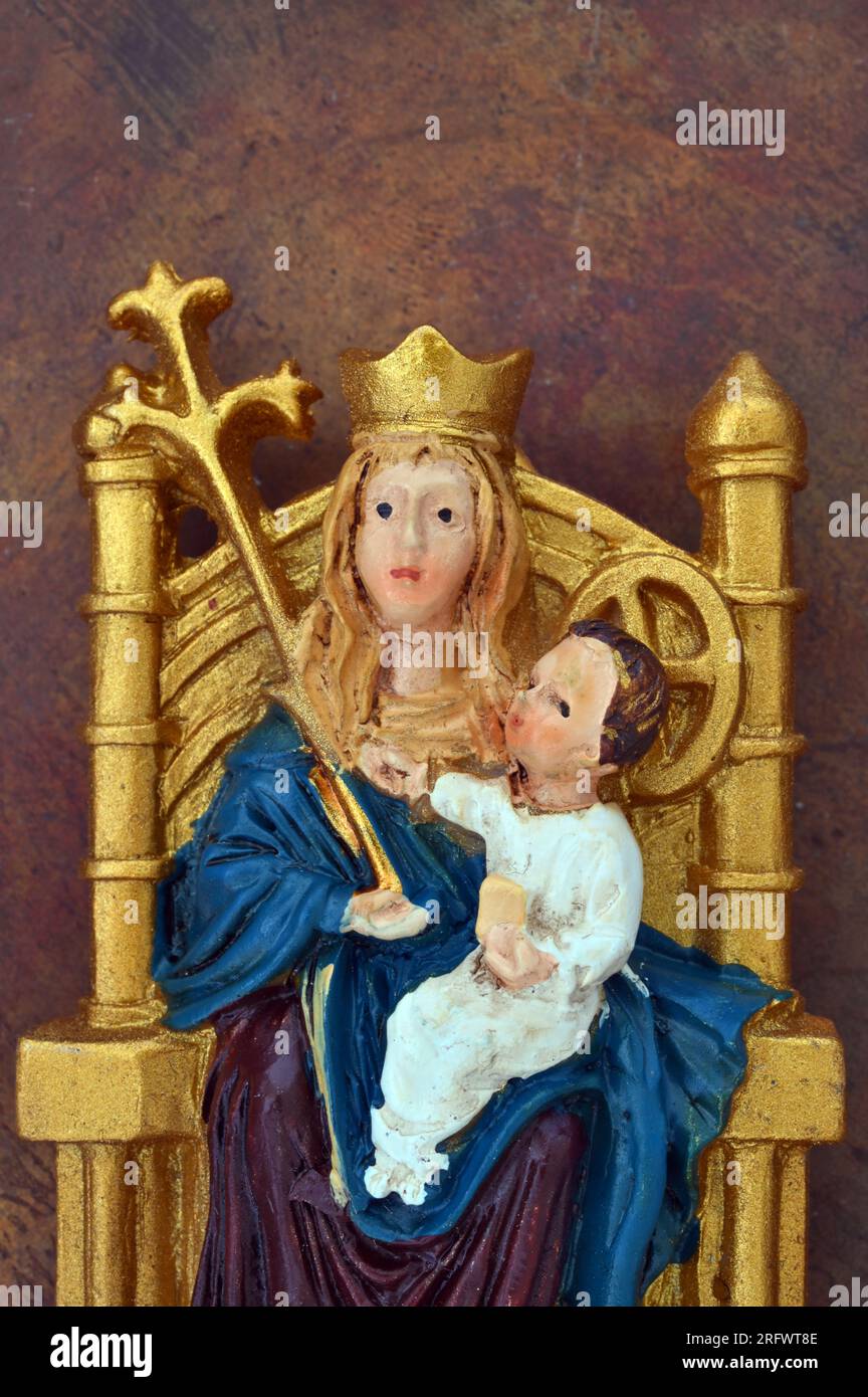 Model der Muttergottes von Walsingham, die auf goldenem Thron sitzt, mit Krone und Stab mit Baby auf dem Schoß Stockfoto