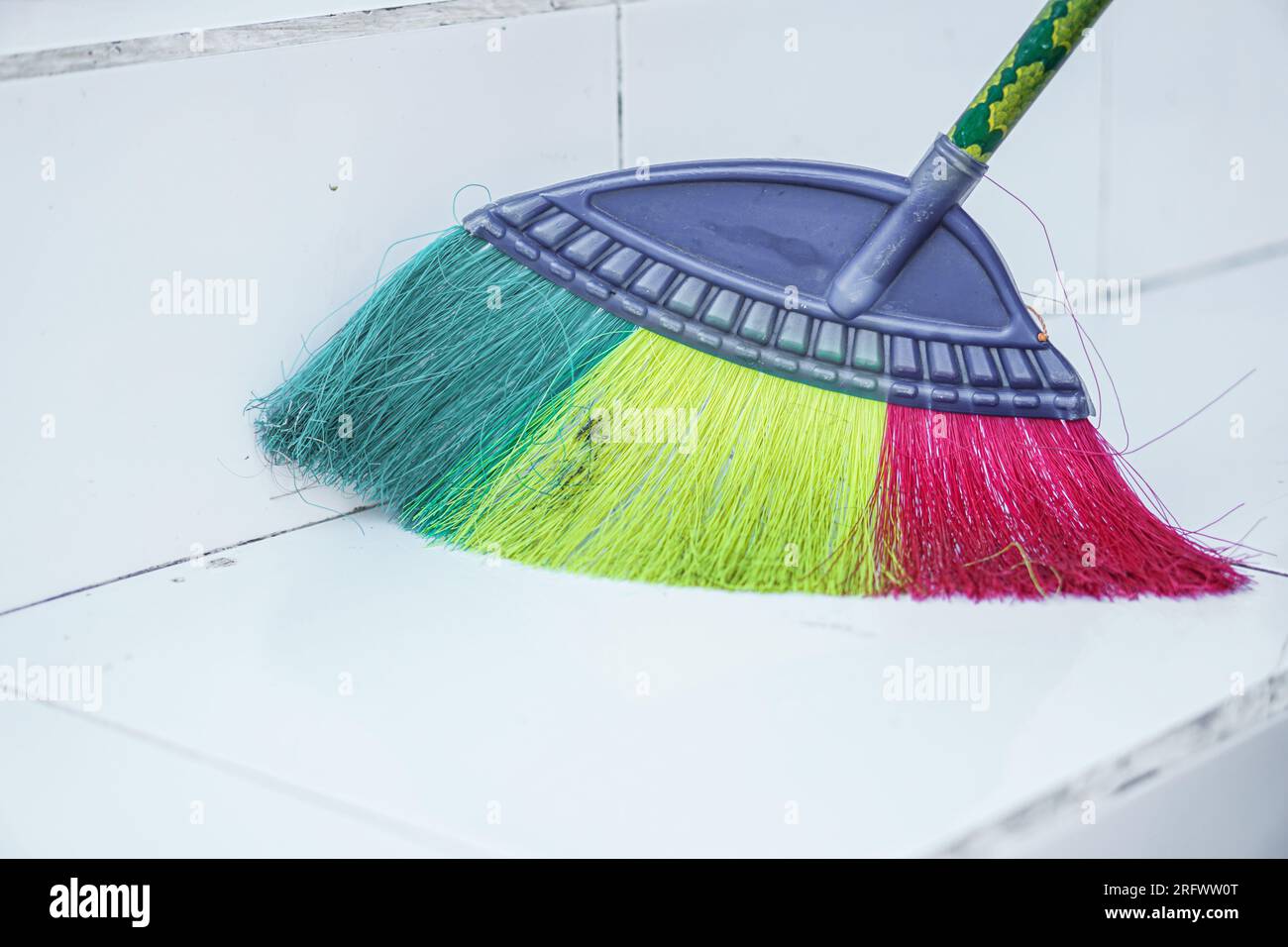 Farbenfrohe Nahaufnahme des Besens aus Kunststoff Stockfoto