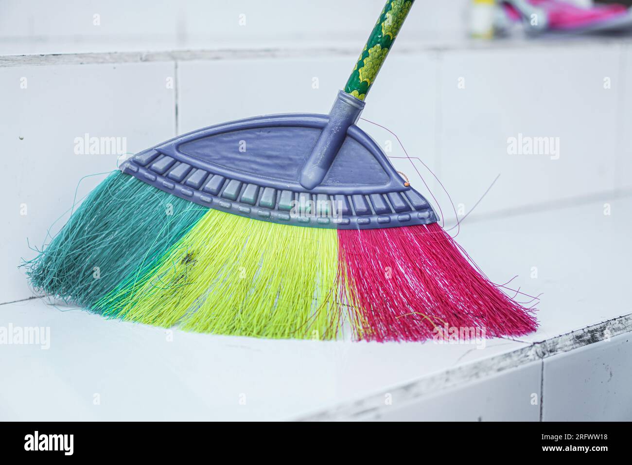 Farbenfrohe Nahaufnahme des Besens aus Kunststoff Stockfoto