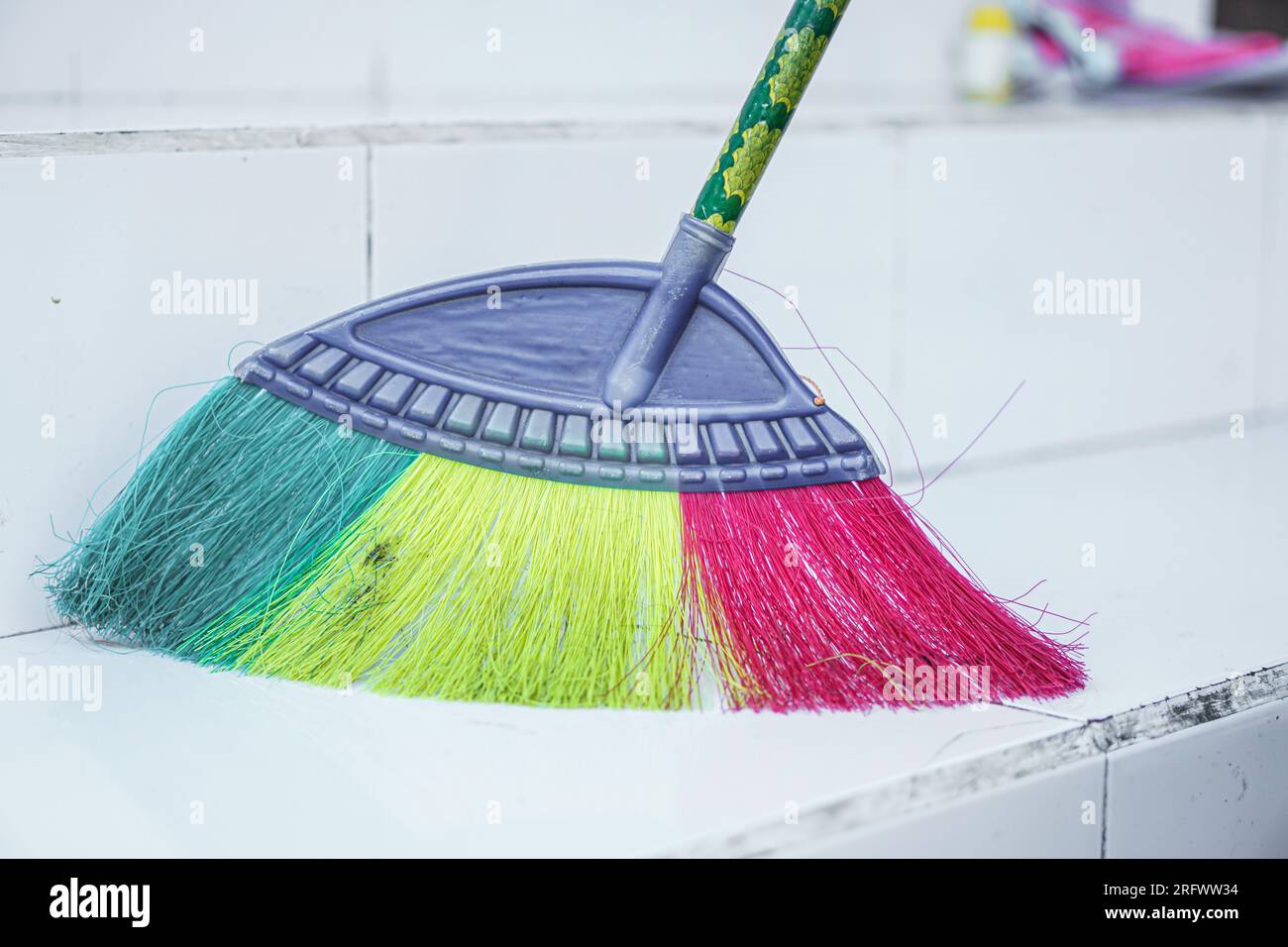Farbenfrohe Nahaufnahme des Besens aus Kunststoff Stockfoto