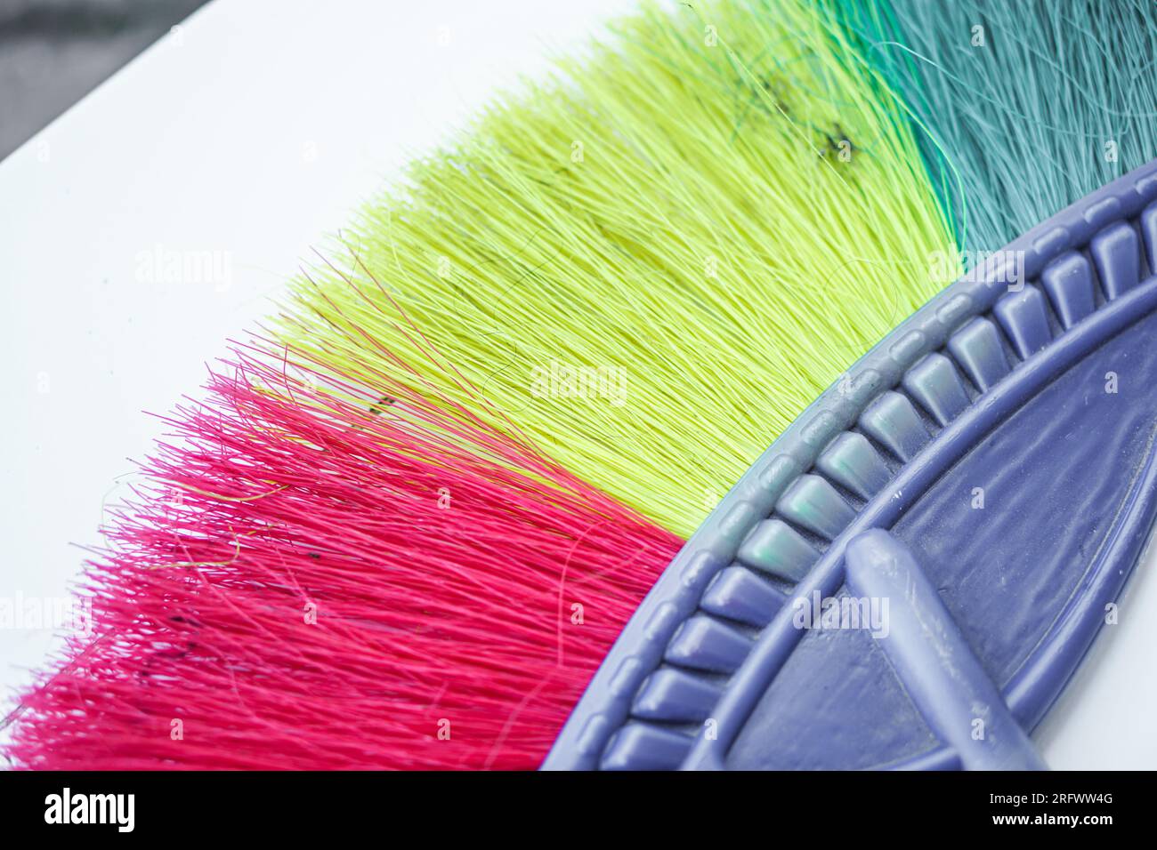 Farbenfrohe Nahaufnahme des Besens aus Kunststoff Stockfoto