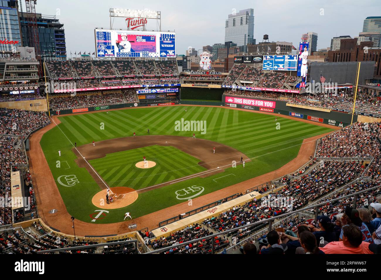 Allgemeiner Blick auf Target Field während eines regulären MLB-Saisonspiels zwischen den Arizona Diamondbacks und den Minnesota Twins, Samstag, den 5. August 2023 in Minnea Stockfoto