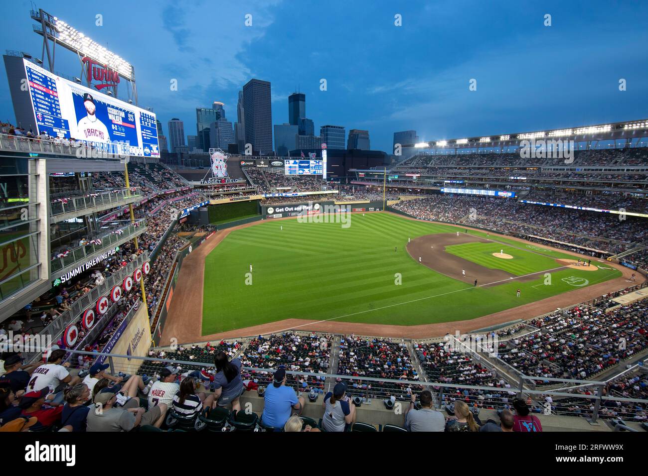 Allgemeiner Blick auf Target Field während eines regulären MLB-Saisonspiels zwischen den Arizona Diamondbacks und den Minnesota Twins, Samstag, den 5. August 2023 in Minnea Stockfoto