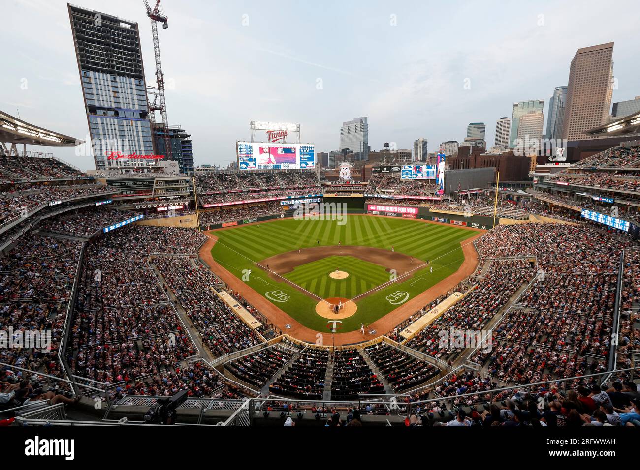 Allgemeiner Blick auf Target Field während eines regulären MLB