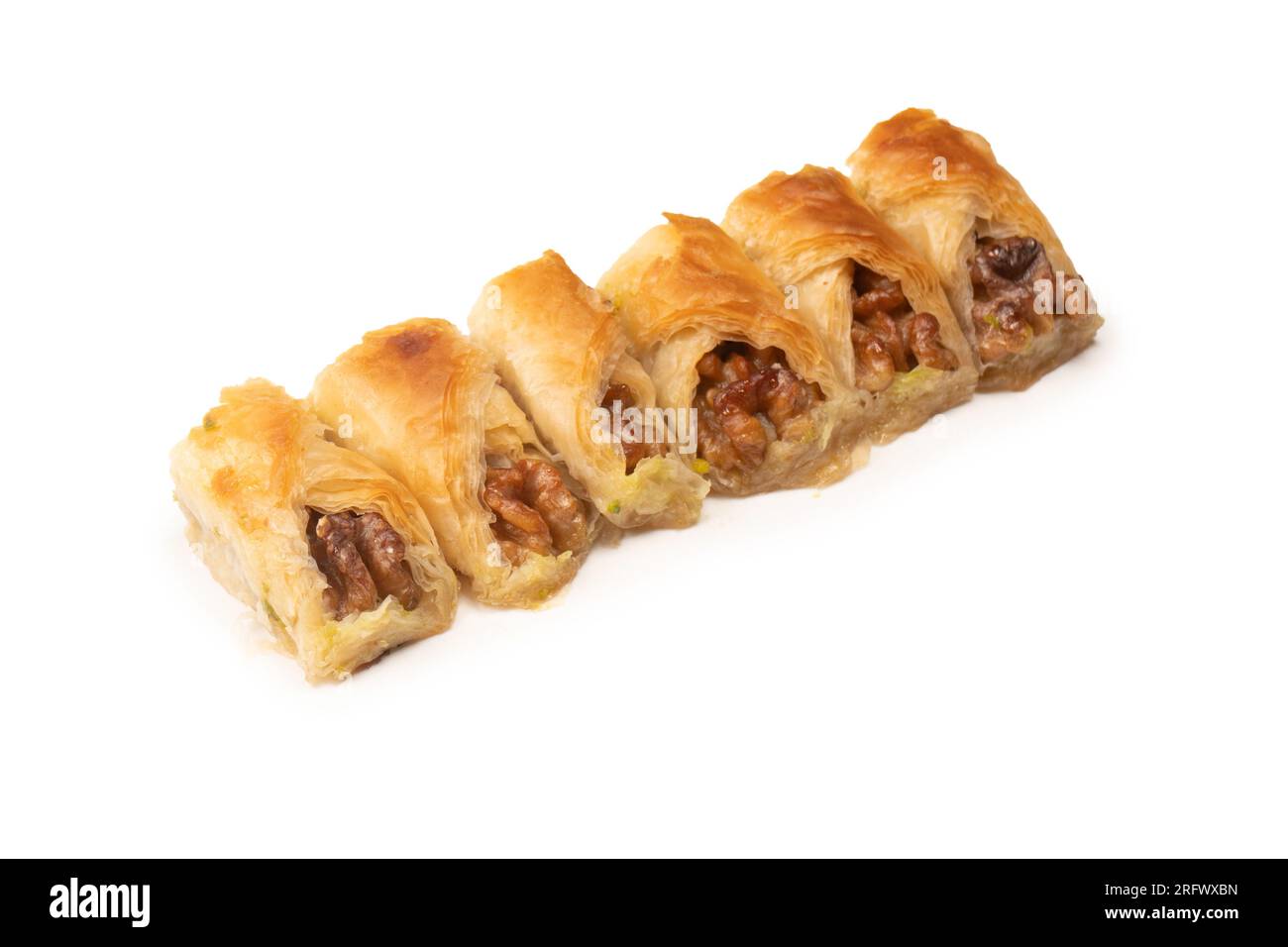 Köstliche süße Baklava mit Walnüssen isoliert auf weißem Hintergrund. Draufsicht. Stockfoto