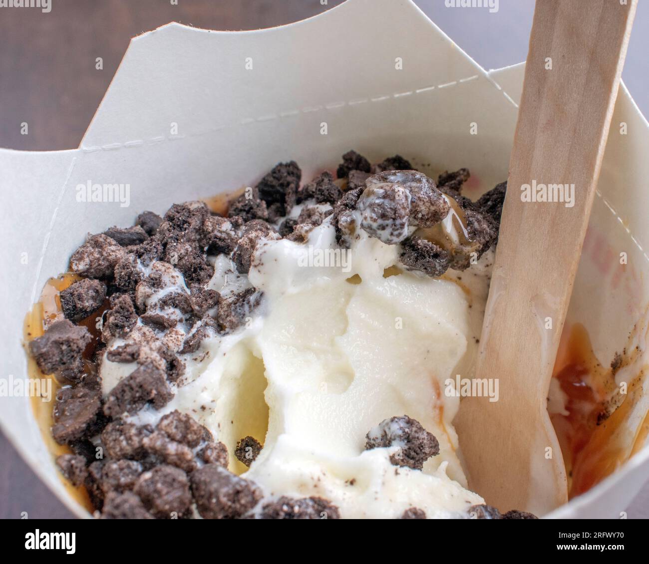 Vanille Ice Cream: Die Kombination aus süßem Vanille-Eis, salziger Karamell und knusprigen Kekschips ist einfach unwiderstehlich. Stockfoto