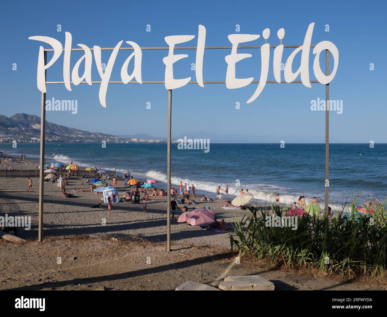 Strand El Ejido - Playa El Ejido in Fuengirola, Provinz Málaga, Spanien. Stockfoto