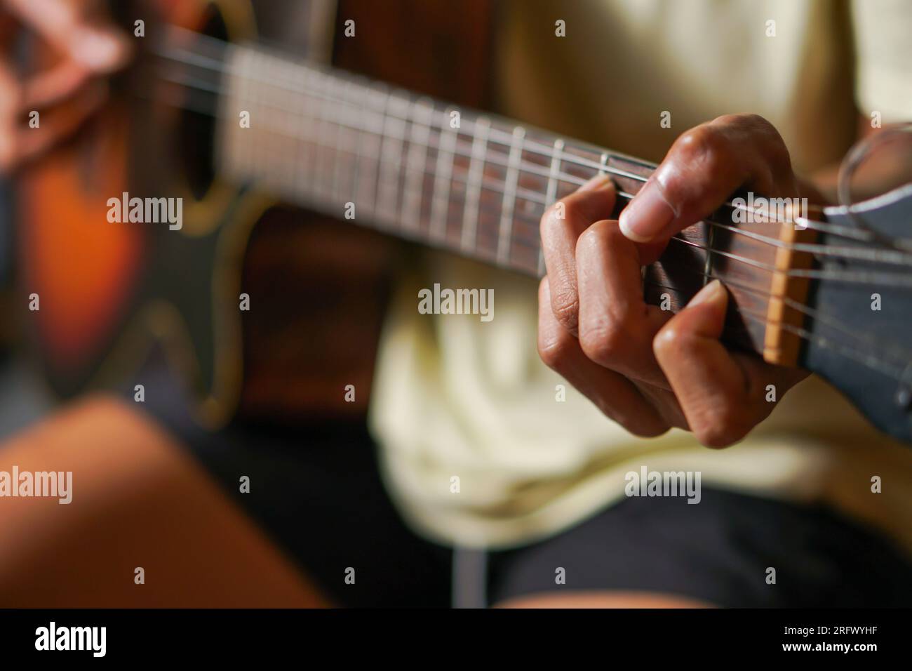 Gitarre spielen Stockfoto