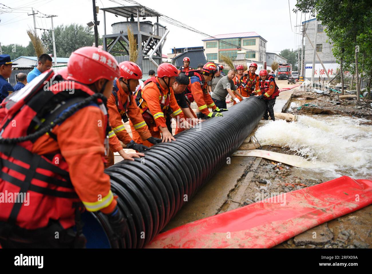 Zhuozhou, Chinas Provinz Hebei. 6. Aug. 2023. Rettungskräfte führen Entwässerungsarbeiten in Diaowo Township, Zhuozhou, Nordchina Provinz Hebei, am 6. August 2023 durch. Mit dem Absinken des Hochwassers führen Einwohner, Freiwillige und Rettungskräfte in Zhuozhou Reinigungs-, Desinfektions- und Entwässerungsmaßnahmen durch, um die Schäden auf ein Minimum zu reduzieren. Kredit: Mu Yu/Xinhua/Alamy Live News Stockfoto