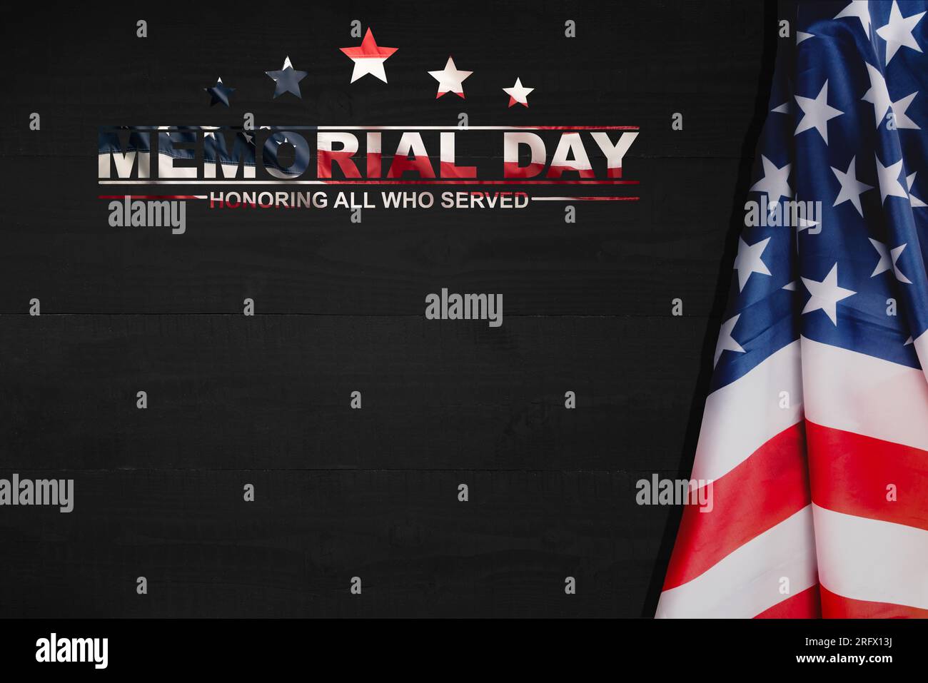 Text Memorial Day auf dem Hintergrund der amerikanischen Flagge. Ehre und Erinnerung. Militärveteran. Stockfoto