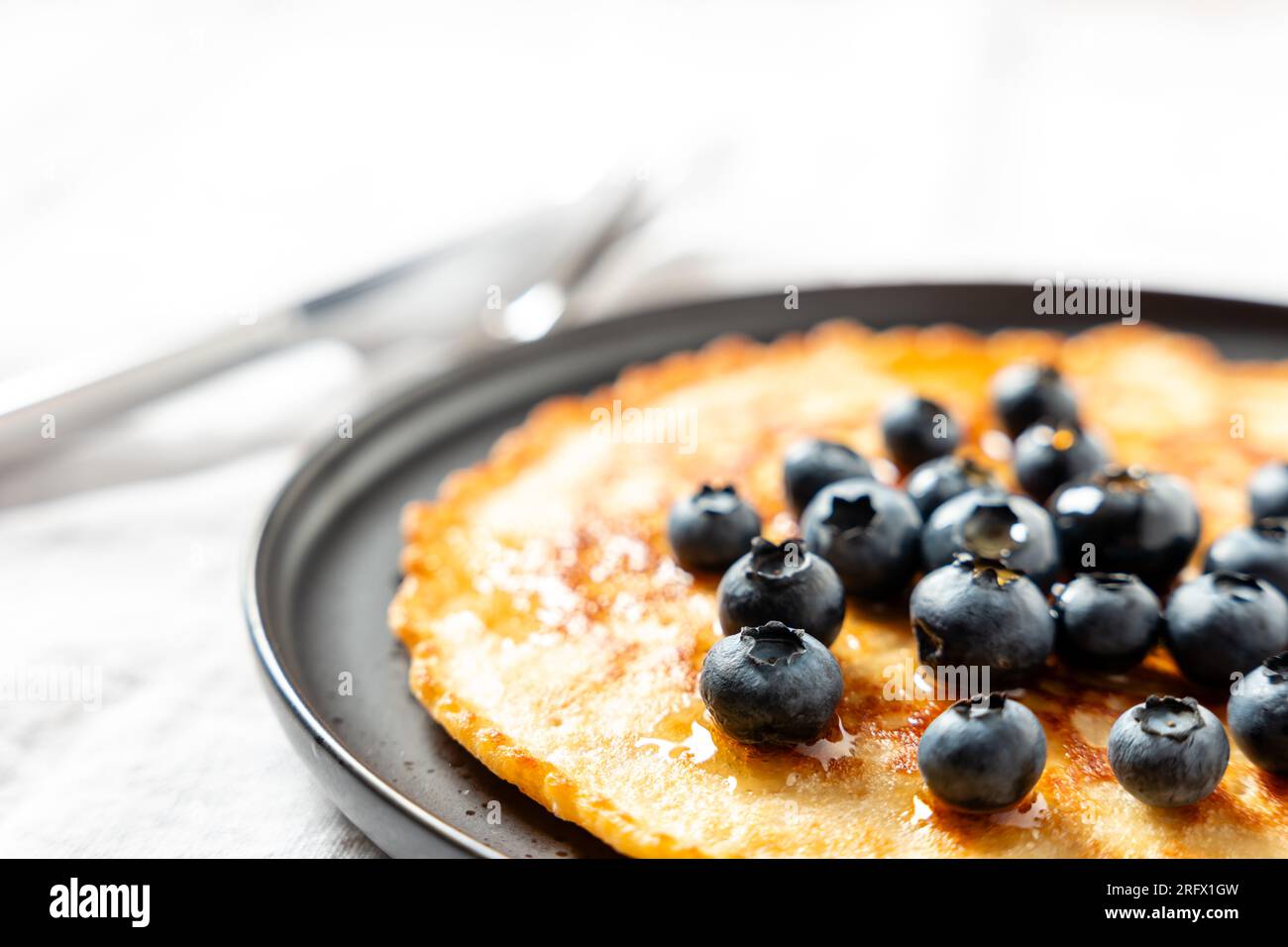 Pfannkuchen mit Heidelbeeren und Ahornsirup. Stockfoto