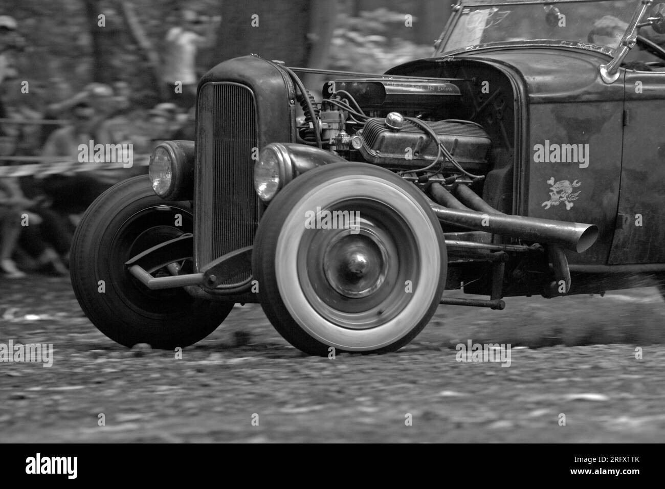 Ein klassischer amerikanischer Hot Rod, der zu Beginn der historischen Bergtour „Hayride“ fährt. Stockfoto