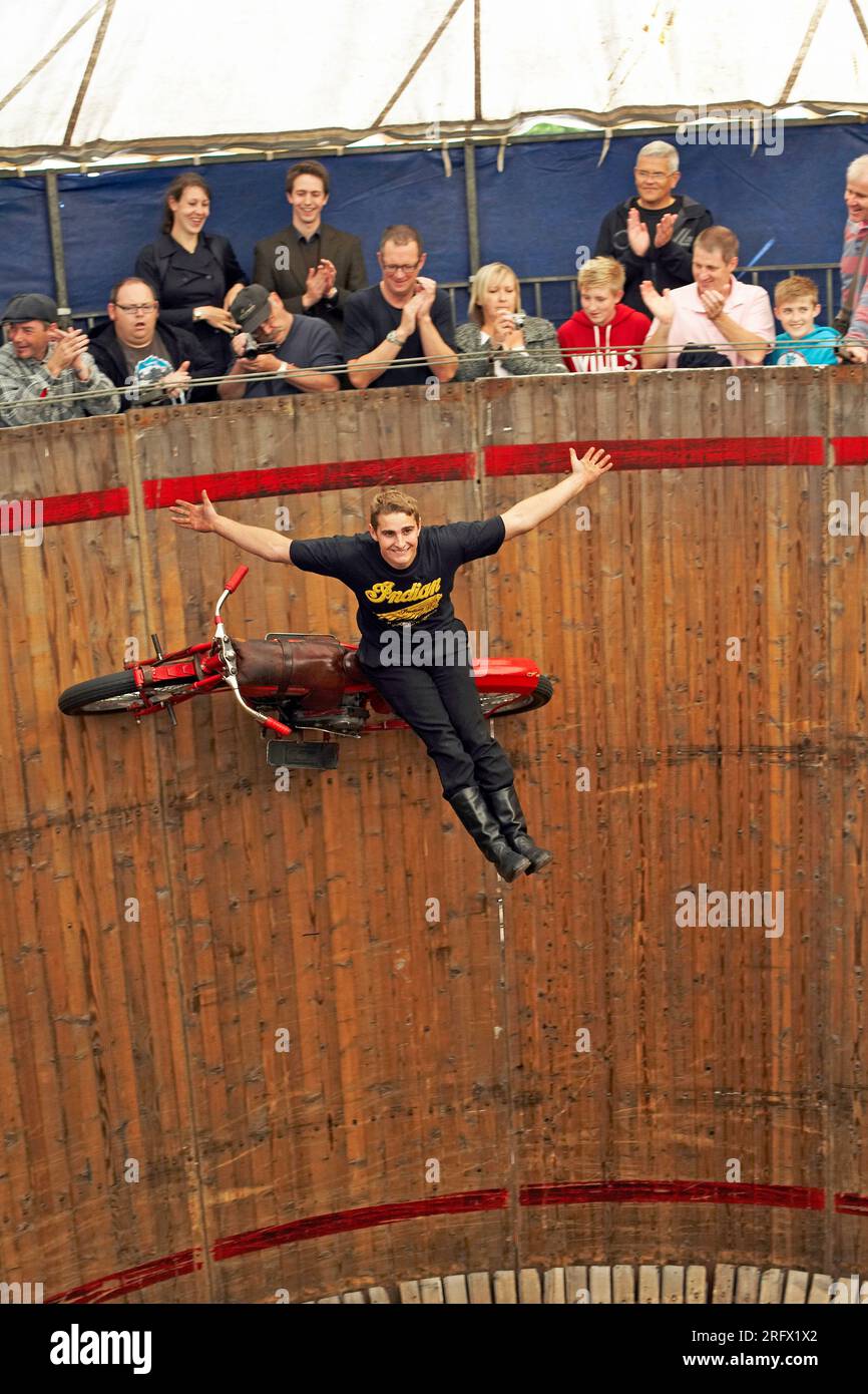 The Wall of Death Dare-Devil Motorbike Experience Vereinigtes Königreich Stockfoto