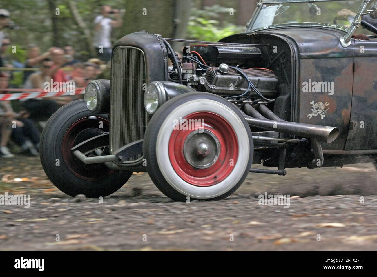 Hot-Rod-Rennen mit Geschwindigkeit. Stockfoto