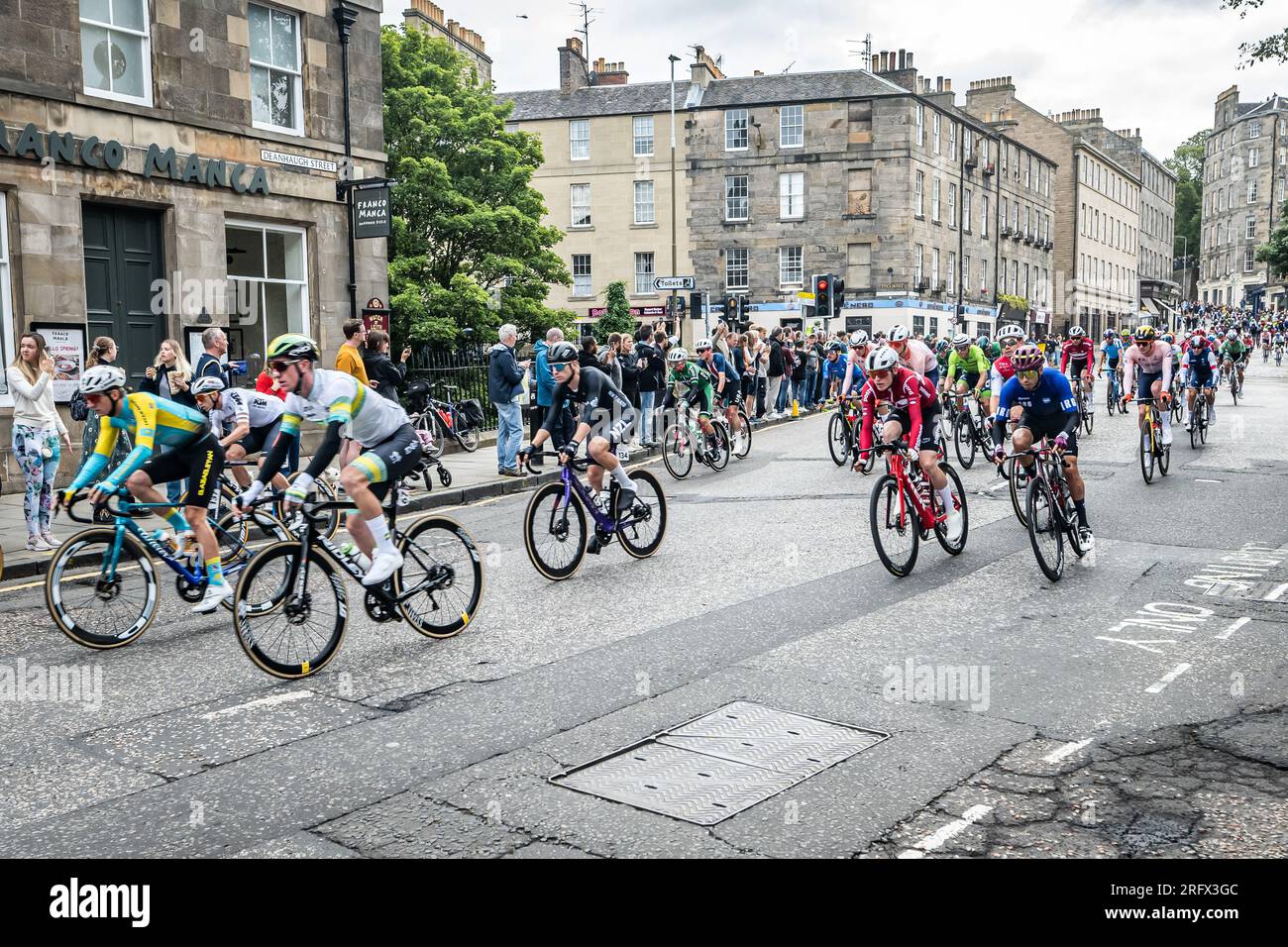 Edinburgh, Schottland. Sonntag, 6. August 2023. Zu Beginn des Mens Elite Road Race im Rahmen der UCI Cycling World Championships 2023 fahren Radfahrer durch das historische Stockbridge-Viertel in Schottlands Hauptstadt. Stockfoto