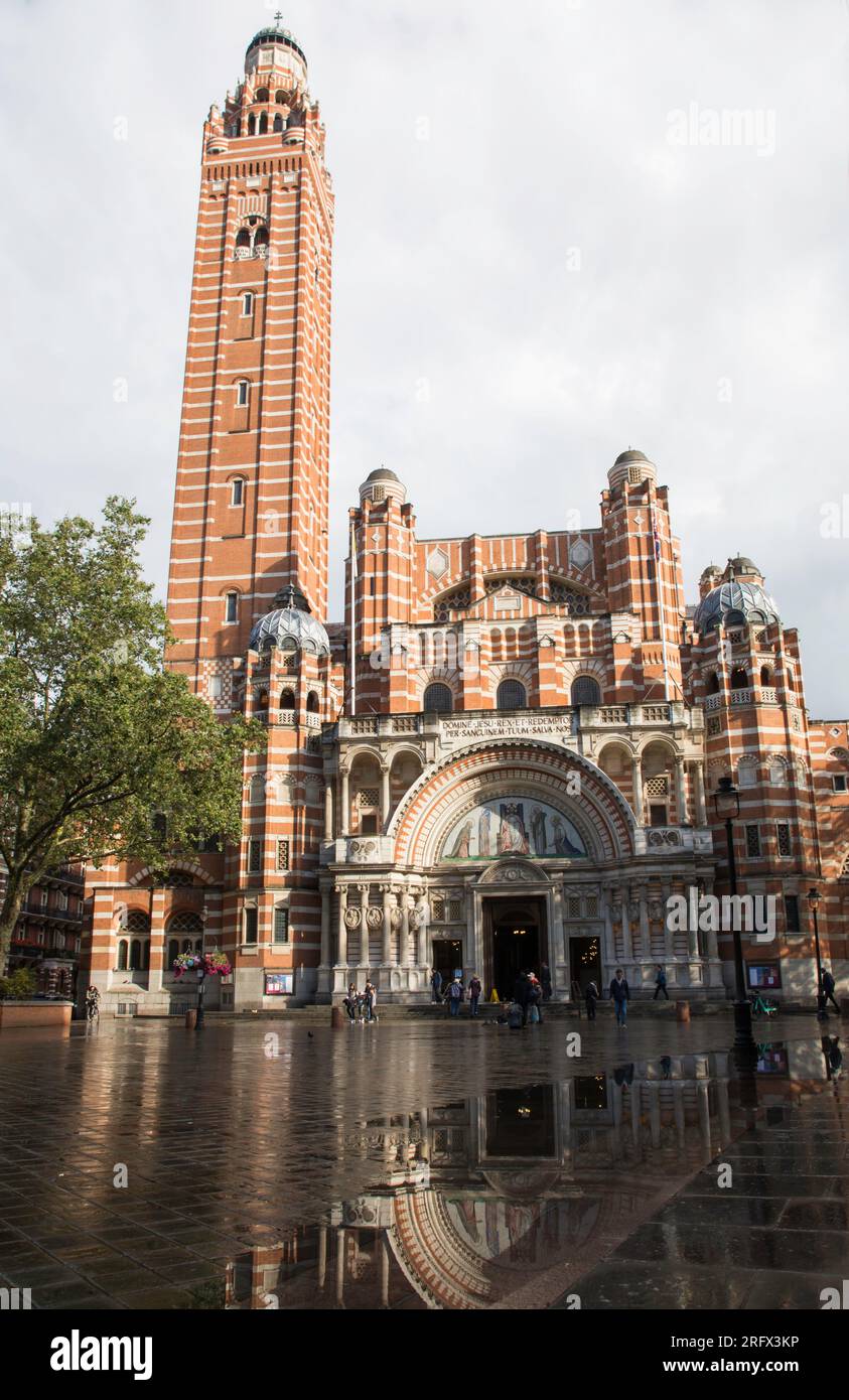 Außenansicht der Westminster Cathedral die größte katholische Kirche in Großbritannien mit regnerischen Reflexionen Stockfoto