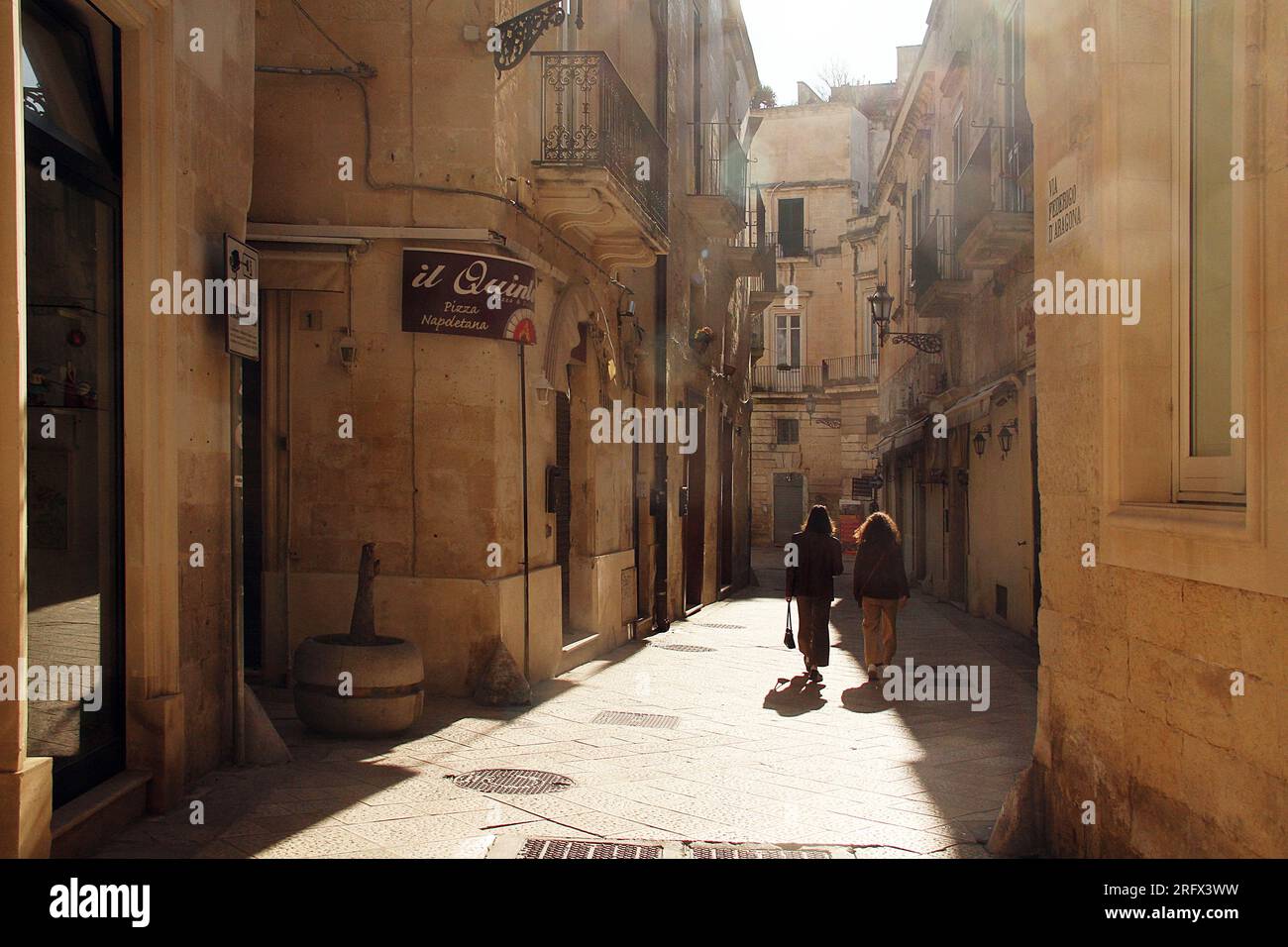 Menschen in einer engen Straße im historischen Zentrum von Lecce, Italien Stockfoto