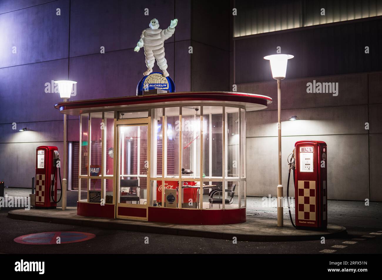 Nachts an der Historischen Tankstelle in Frankfurt am Main Deutschland Stockfoto