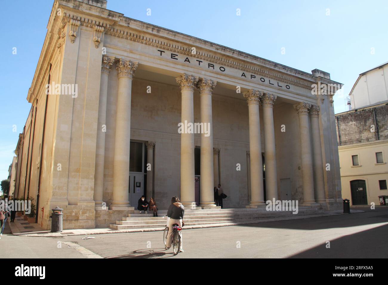 Lecce, Italien. Außenansicht des historischen Teatro Apollo. Stockfoto