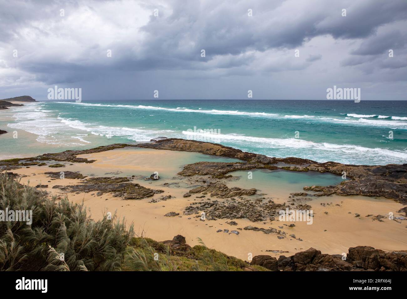 Champagnerpools am 75 km langen Strand Fraser Island K'gari, grauer Sturmhimmel und keine Besucher an den Pools, Queensland, Australien Stockfoto