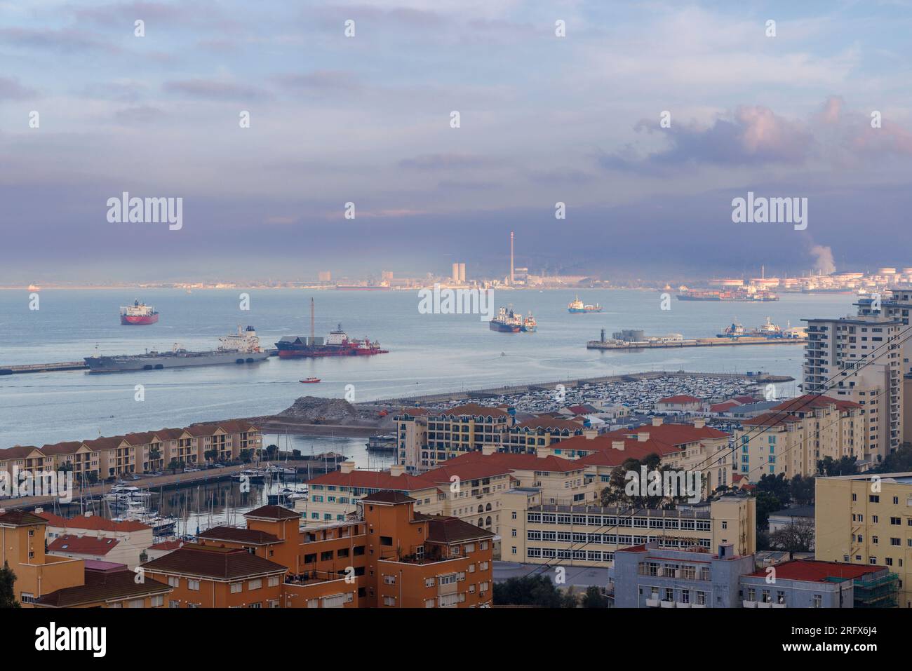 Gibraltar. Erhöhte Aussicht auf die Stadt und die Bucht von Gibraltar, auch bekannt als Bucht von Algeciras, nach Algeciras in Spanien. Stockfoto