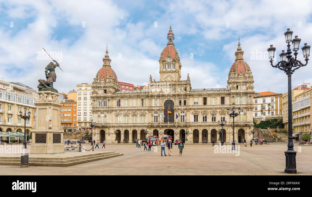 Rathaus in Praza de Maria Pita. La Coruña, Provinz La Coruña, Galicien, Spanien. Die Statue auf der linken Seite ist von Maria Pita, die der Platz heißt Stockfoto