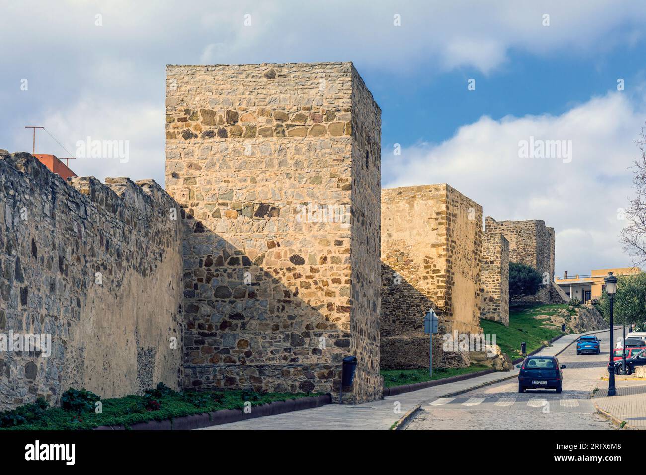 Tarifa, Costa de la Luz, Provinz Cadiz, Spanien. Mittelalterliche Stadtmauern und Türme. Stockfoto