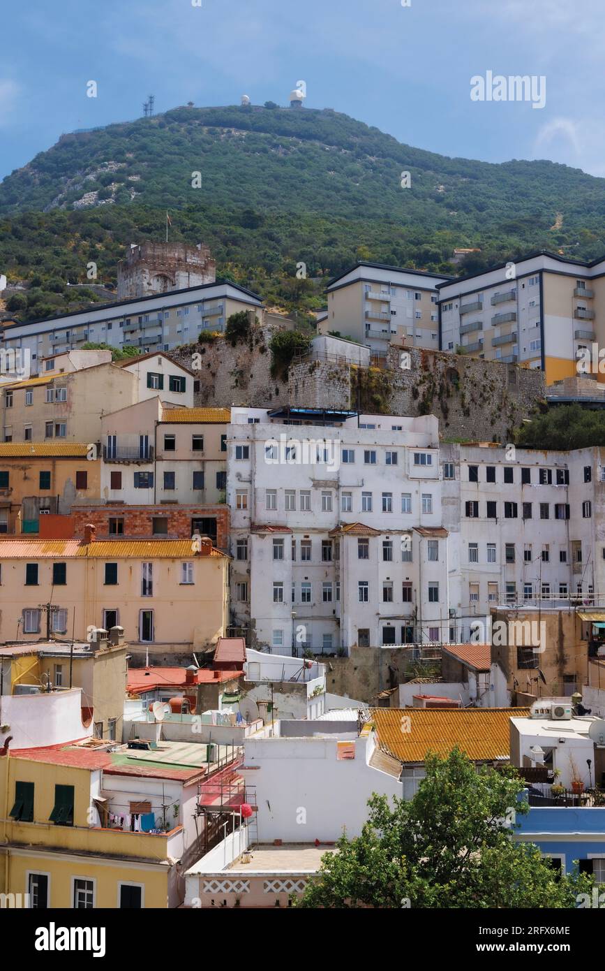 Gibraltar. Städtische Dichte. Mischung aus architektonischen Stilen in der Altstadt. Stockfoto