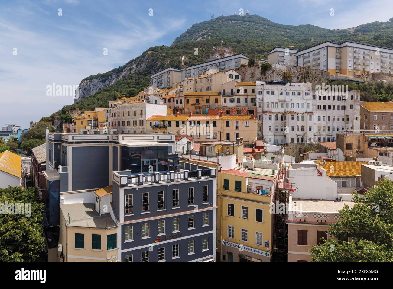 Gibraltar. Städtische Dichte. Mischung aus architektonischen Stilen in der Altstadt. Stockfoto