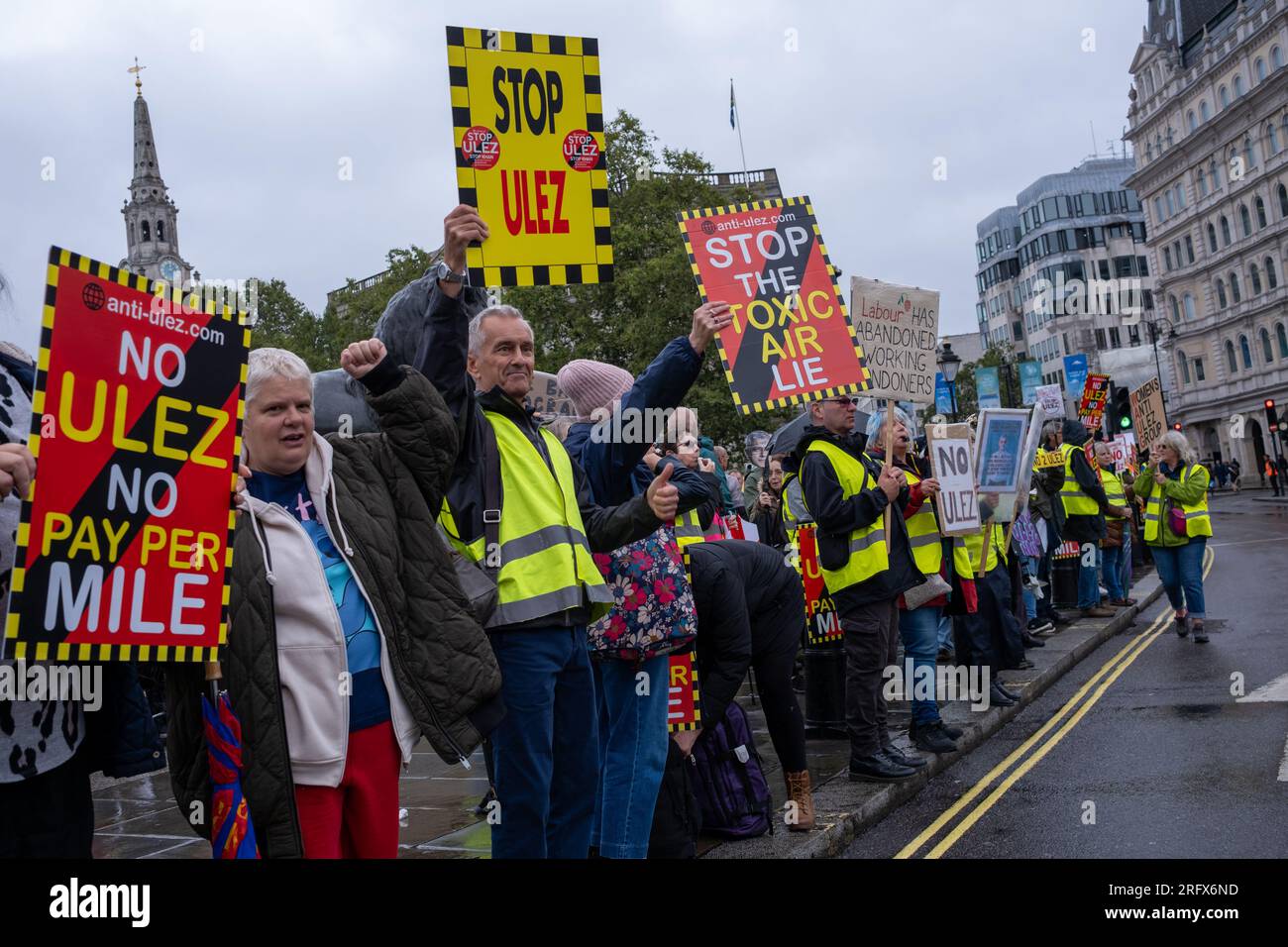 In etwas mehr als drei Wochen bis zum Beginn der ULEZ-Erweiterung findet in London eine Demonstration statt, in der gefordert wird, das umstrittene System abzuschaffen. Stockfoto