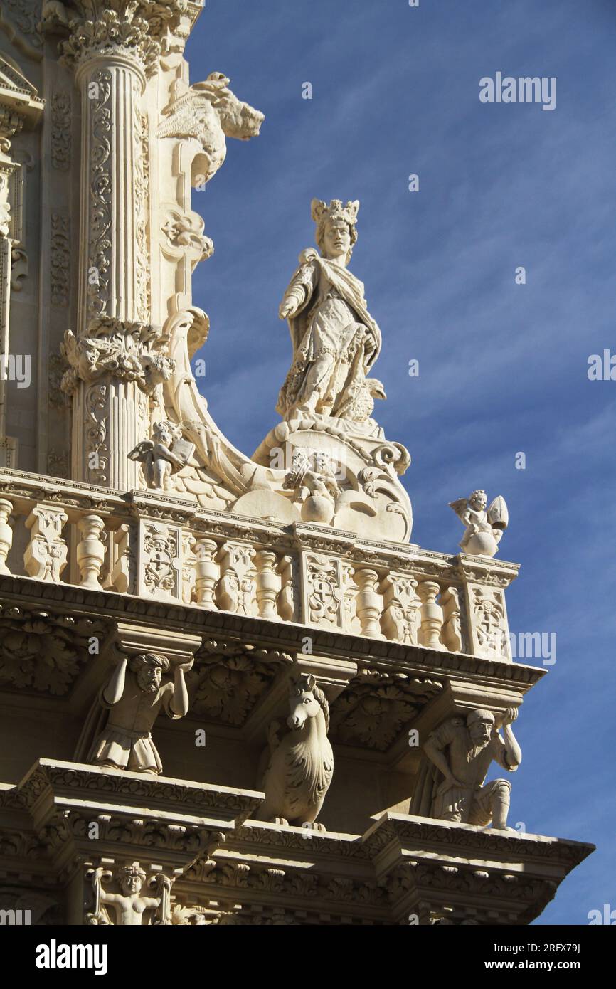 Lecce, Italien. Architektonische Details der reich verzierten Kirche des Heiligen Kreuzes (Basilica di Santa Croce). Stockfoto