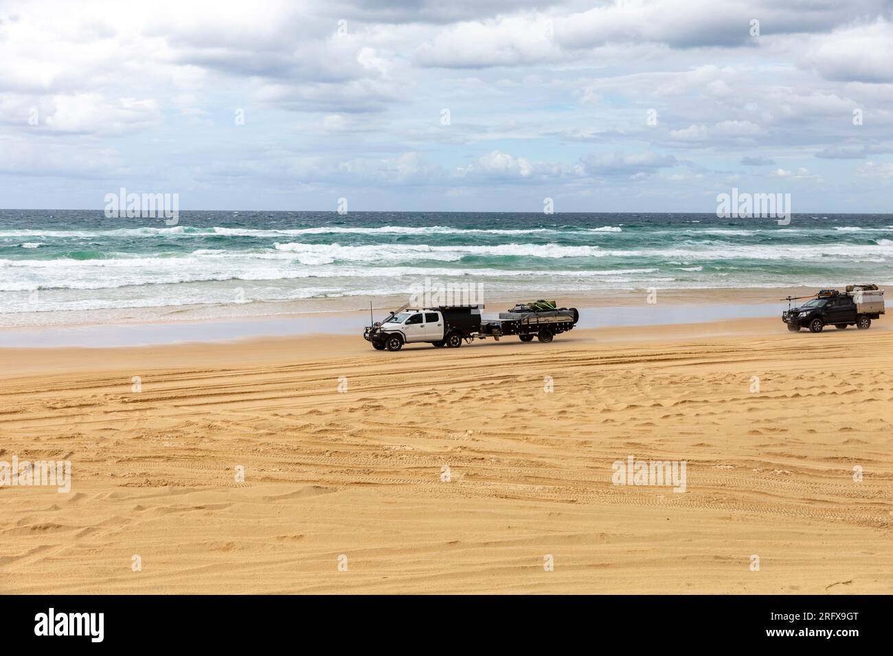 Fahrzeuge mit Allradantrieb auf der 75 Meile Beach Highway Road Fraser Island, K'gari, Queensland, Australien 2023 Stockfoto