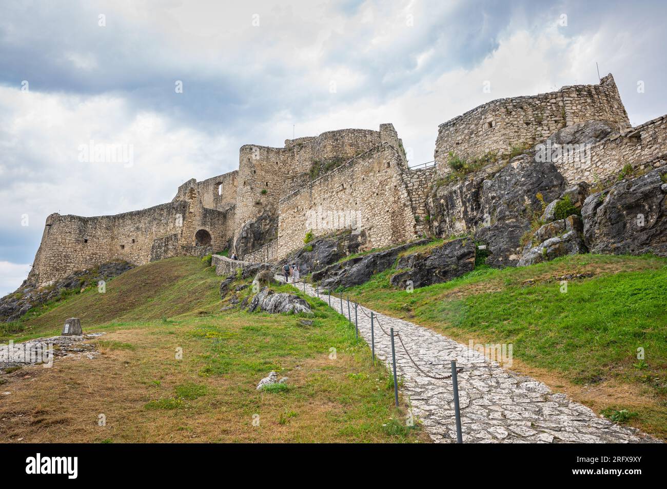 Kopfsteinpflasterstraße, die zur berühmten Burg Spiš in der Slowakei führt. Stockfoto