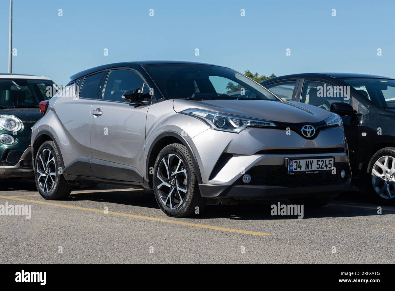 ISTANBUL, TÜRKEI - 29. JULI 2023: Der Toyota C-HR ist ein von Toyota hergestellter Crossover-SUV. Stockfoto