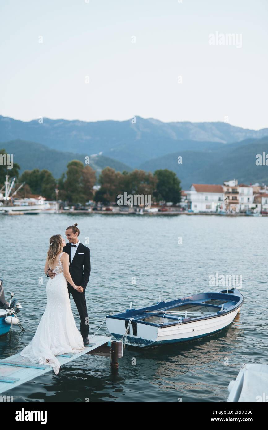 Ein liebevolles Brautpaar am alten Hafen von Thasso Stockfoto