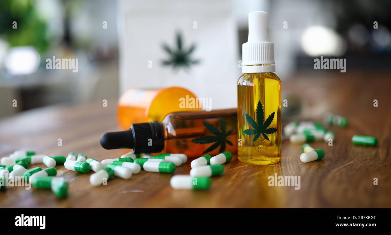 Nahaufnahme medizinischer Marihuana-Produkte mit Kapseln und Cannabinoidöl in der Flasche Stockfoto