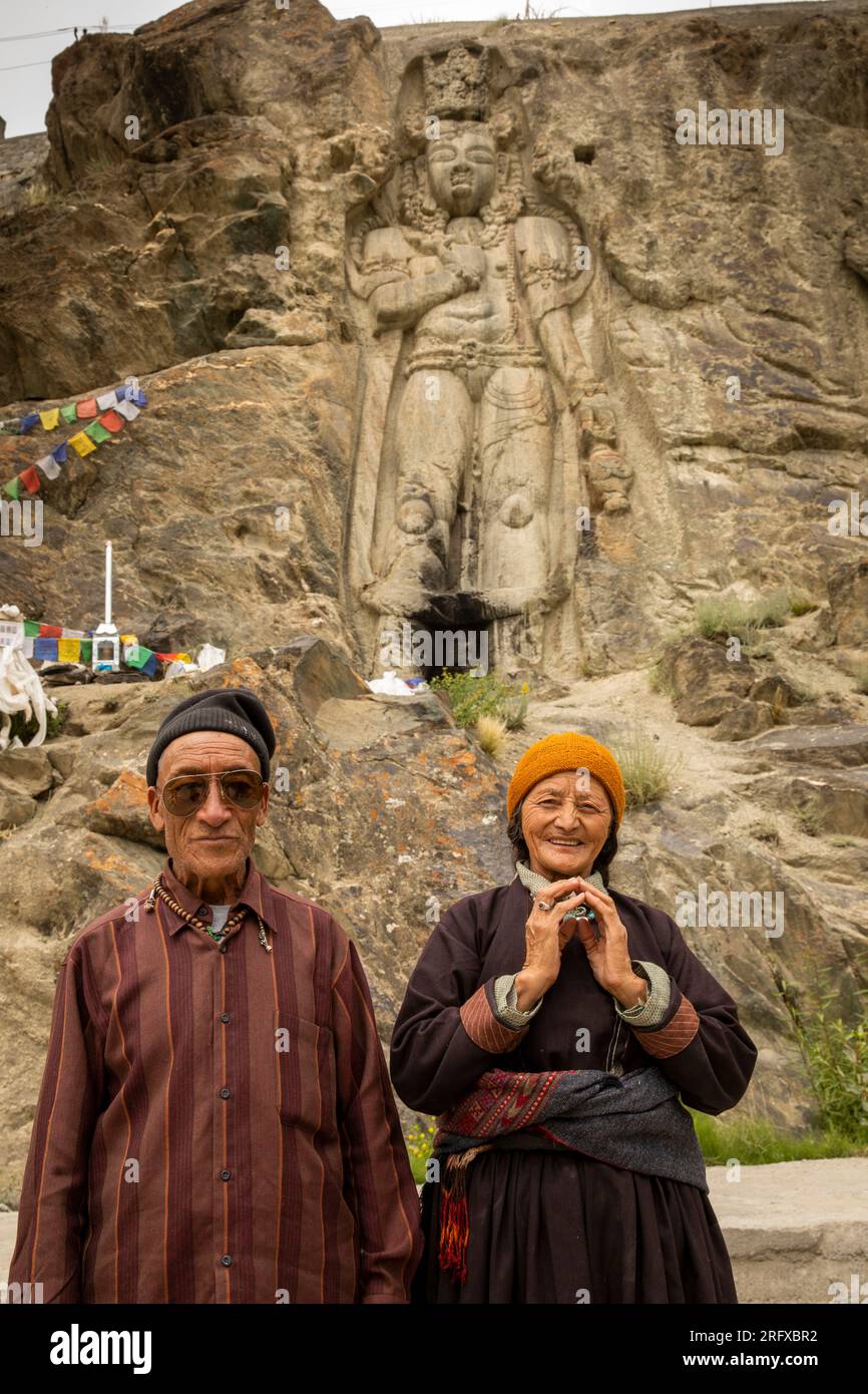 Indien, Ladakh, Suru Valley, Sankoo, Kartse Khar, Senior Ladakhi Pilger in Chamba Buddha Stockfoto