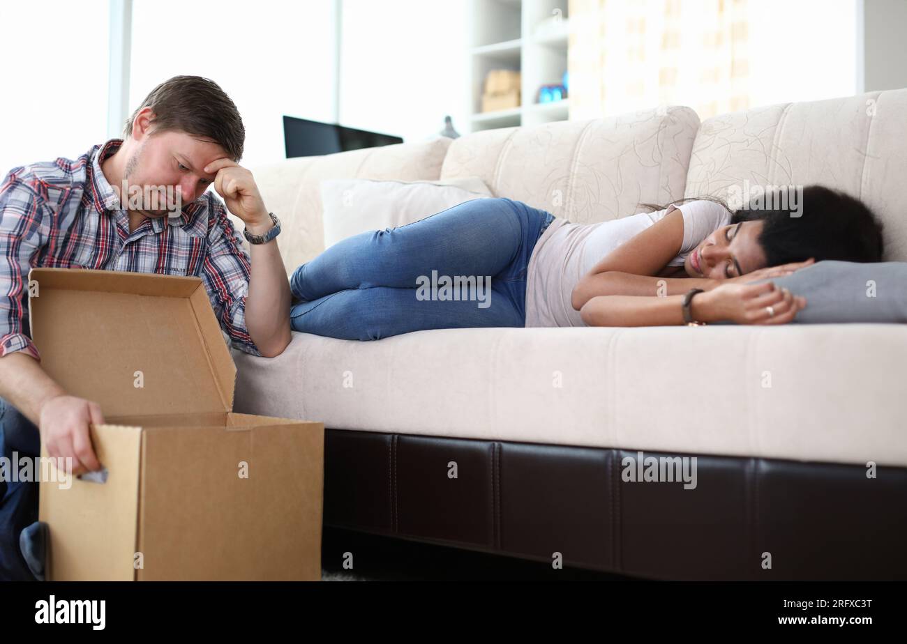 Porträt einer jungen, erschöpften afroamerikanischen Frau, die auf der Couch schläft Stockfoto