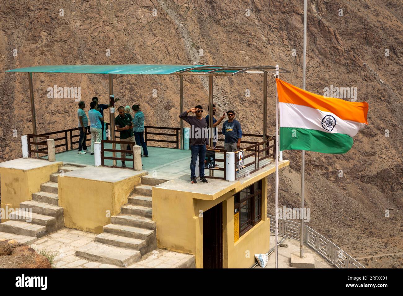 Indien, Jammu & Kashmir, Kargil, Hundarman, indische Flagge an LOC Line of Control mit Pakistan, ViewPoint Stockfoto