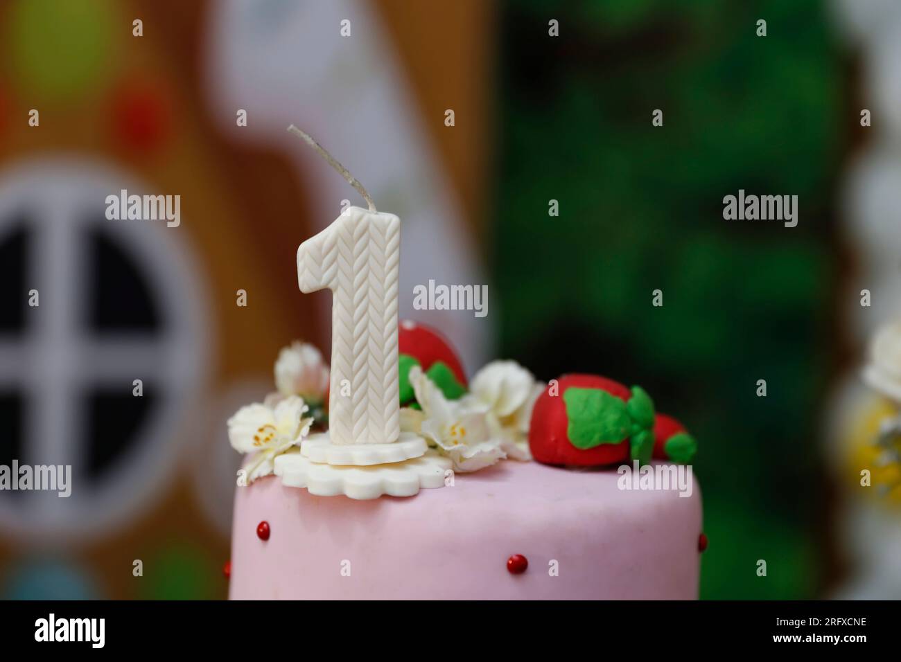 Detail der Nummer eins oben auf dem Geburtstagskuchen, 1. Geburtstag, weißer Kuchen, 1 Jahre alter Geburtstagskuchen Stockfoto