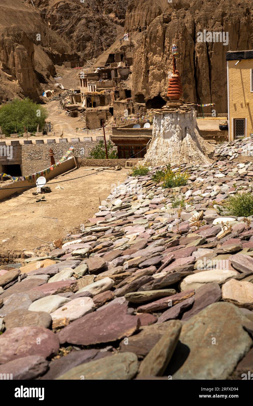 Indien, J&K, Ladakh, Lamayaru, Mani Wall und alte verwitterte Kohlen Stockfoto