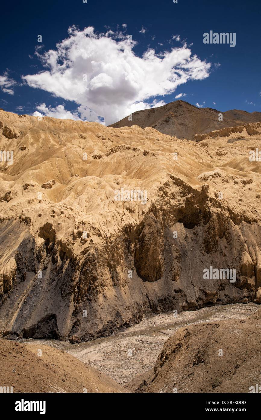 Indien, J&K, Ladakh, Lamayaru, „Moonscape“-Felsformationen neben NH1 Leh zum Kargil Highway Stockfoto