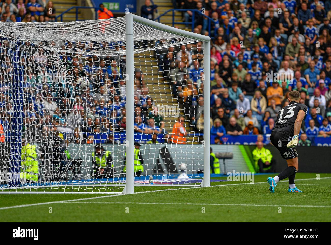 King Power Stadium, Leicester, Großbritannien. 6. Aug. 2023. EFL Championship Football, Leicester City gegen Coventry City; Ben Wilson von Coventry kann nur zusehen, wie der Ball vorbeigeht, während Kiernan Dewsbury-Hall of Leicester seinen zweiten Platz in der 87. Minute erreicht und 2-1 Punkte erreicht: Action Plus Sports/Alamy Live News Stockfoto