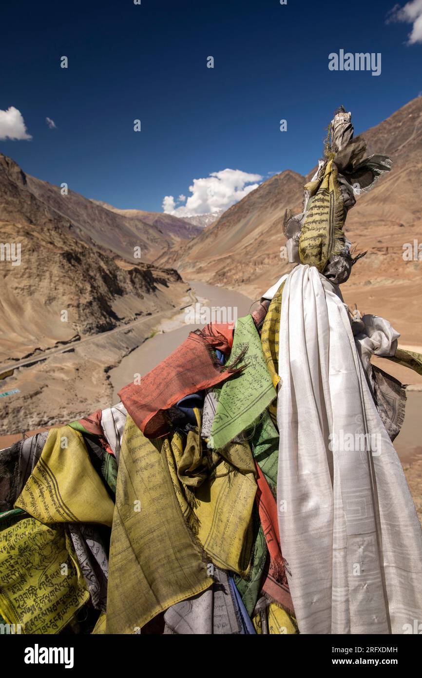 Indien, J&K, Ladakh, Sangam, buddhistische Gebetsflaggen und Kata am Zusammenfluss der Flüsse Indus und Zanskar Stockfoto